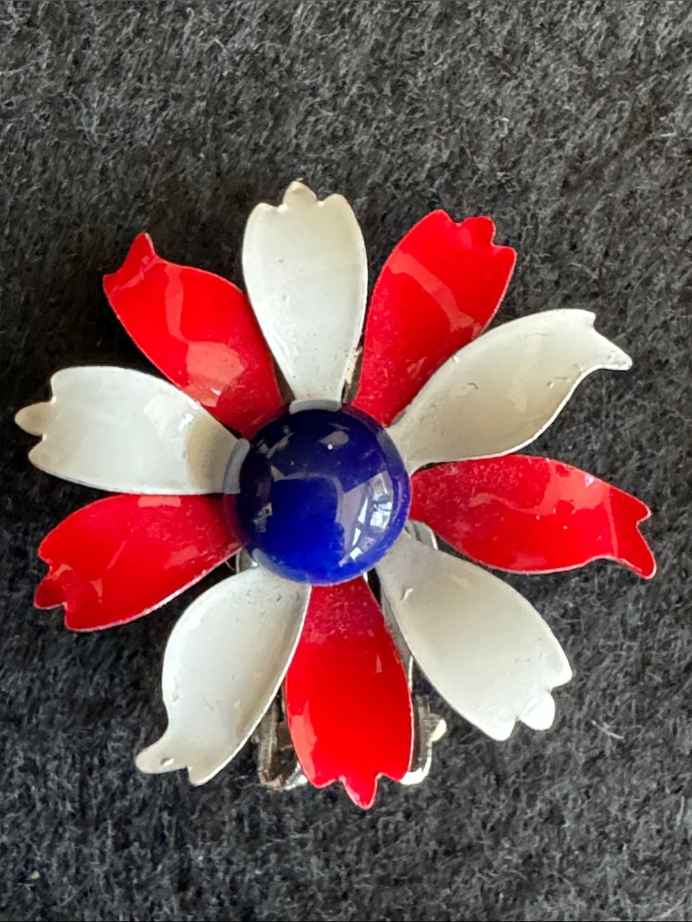 VTG 1960s Mod Red White Blue Enamel Daisy Clip on Earrings - Picture 3 of 6